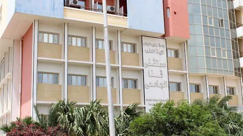 فريق طبي بمستشفى قنا الجامعي  ينجح في استخراج 