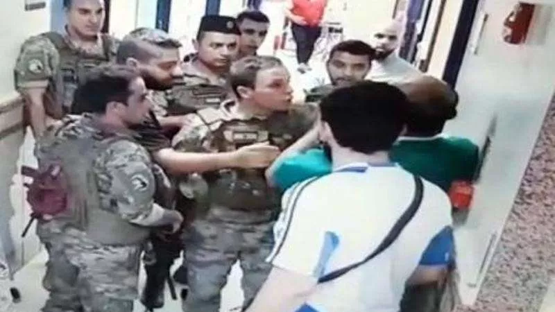 ضرب على الوجه.. مشاهد من اعتداء جنود لبنانيون على طبيب أثناء عمله