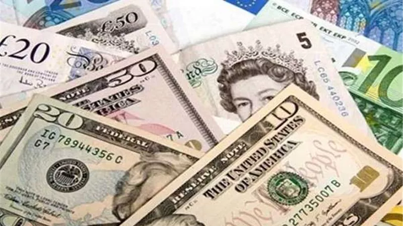 الدولار الأمريكي يتراجع دون أعلى مستوى في 20 عاما