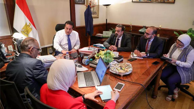 وزير الصحة يتابع تطور مؤشرات العمل بالاستراتيجية القومية للسكان والتنمية