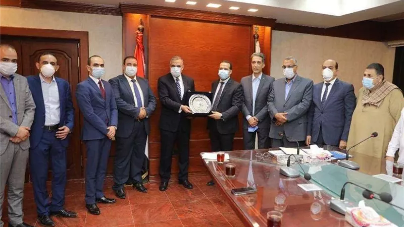 محافظ سوهاج يشيد بتبرع الغرفة التجارية لدعم المنظومة الصحية