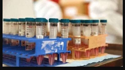 بريطانيا توافق على استخدام لقاح مضاد لفيروس كورونا الأصلى ومتحور أوميكرون