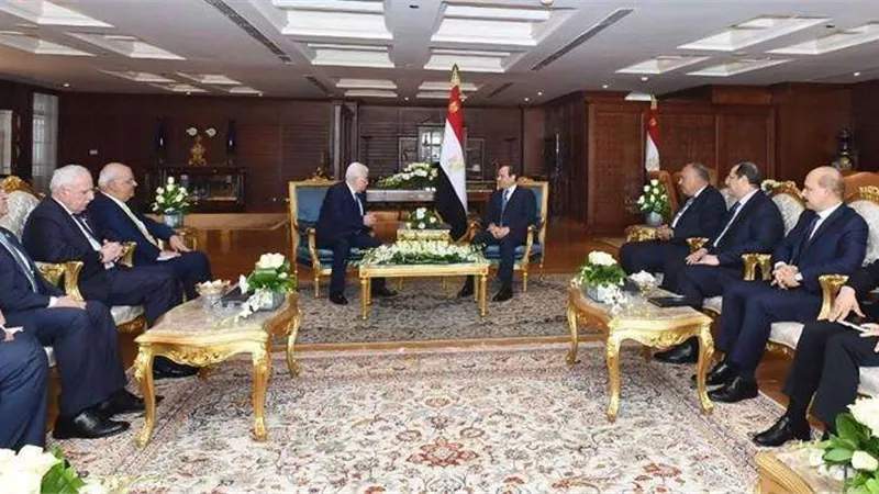الرئيس السيسي يهنئ رئيس فلسطين بعيد الفطر