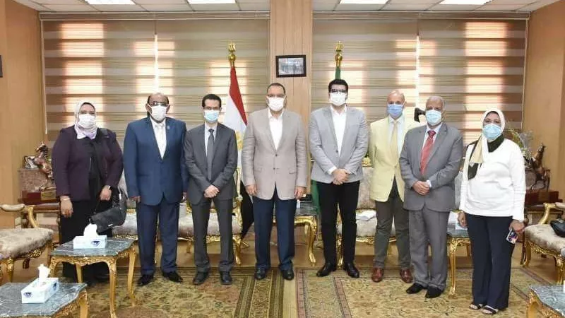 محافظ الشرقية: تطوير العمل المهنى خاصة المجالات الصحية