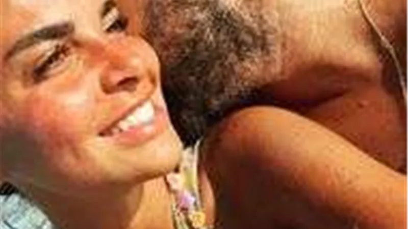 أنا لحبيبي.. كريم فهمي يثير الجدل بقبلة على رقبة حبيبته