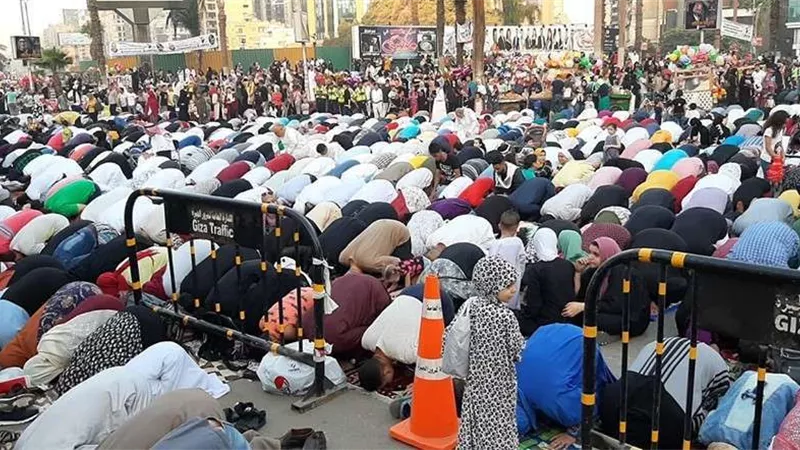 حكم صلاة العيد خلف المذياع أو التلفزيون.. مستشار المفتي يجيب