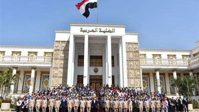 القوات المسلحة تنظم زيارة لمتدربي البرنامج الرئاسي لتأهيل الشباب للقيادة لمقر الكلية الحربية