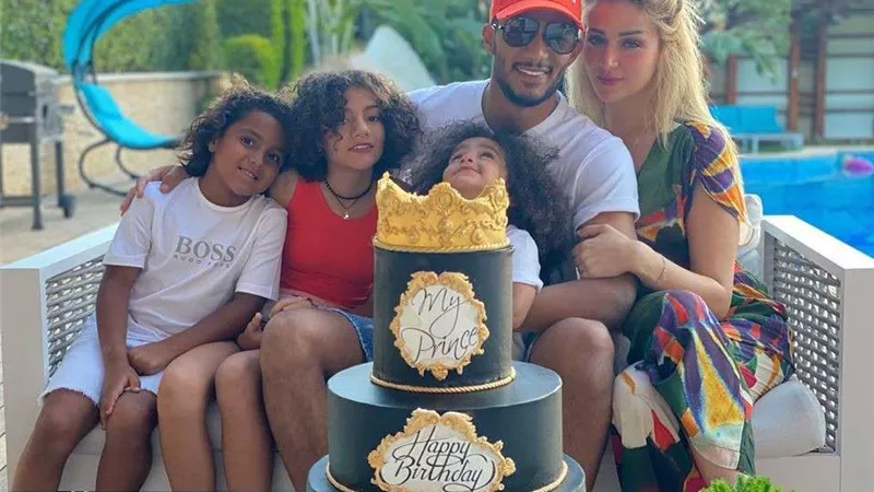 محمد رمضان يحتفل بعيد ميلاده مع أولاده وزوجته بطريقة رومانسية
