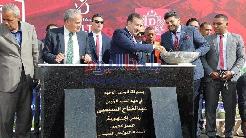 محافظ  المنوفية يقوم بجولة تفقدية بشبين الكوم ويوزع كحك العيد على أفراد الشرطة وعمال النظافة