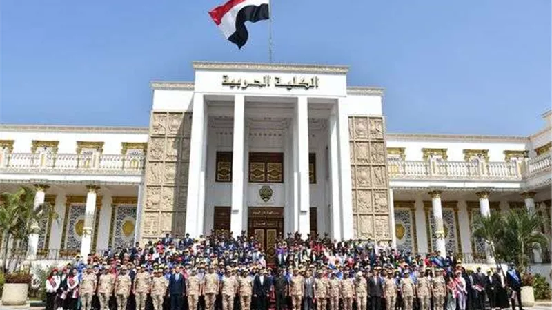 القوات المسلحة تنظم زيارة لمتدربي البرنامج الرئاسي لتأهيل الشباب للقيادة لمقر الكلية الحربية