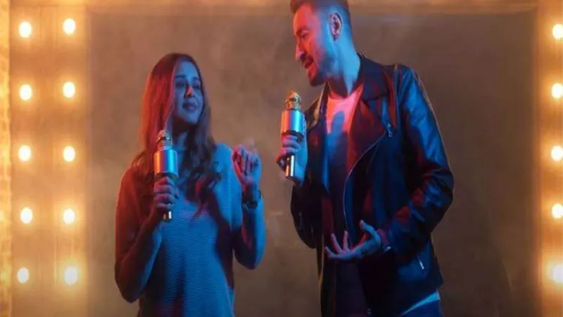 شاهد.. كليب جديد يجمع حمادة هلال ومنة عرفة