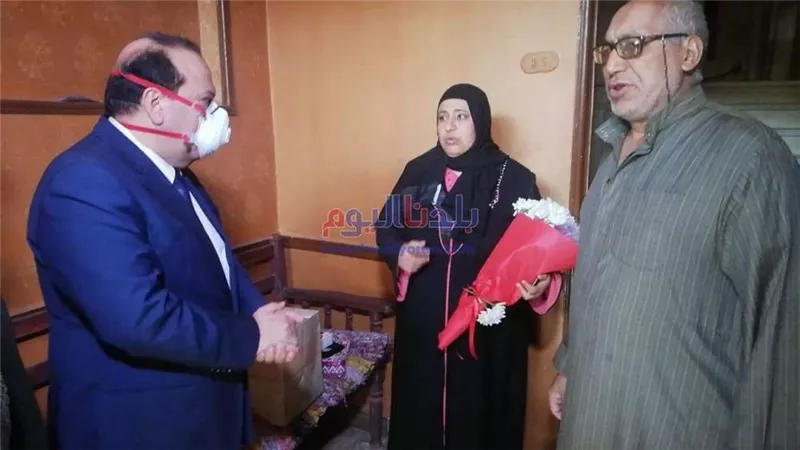 رئيس جامعة طنطا يسلم هدية السيسي لأسرة شهيدة الواجب من التمريض