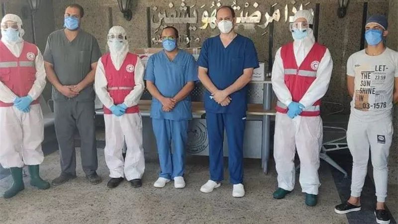 وفد من الهلال الأحمر يزور مستشفى العزل بقها لتقديم الدعم