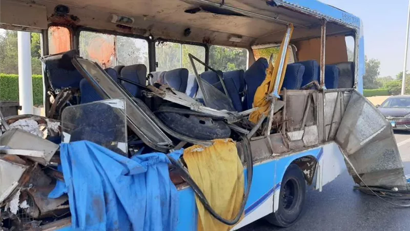 إصابة 28 عامل في حادث تصادم سيارة نقل بأتوبيس إحدى الشركات