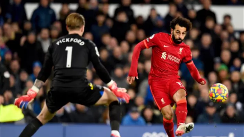 هل يكتب محمد صلاح تاريخاً جديداً أمام نابولي في دوري أبطال أوروبا  ؟