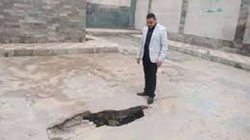 هبوط مفاجئ لخط الصرف الرئيسى بشارع أبو بكر الصديق بمدينة السادات