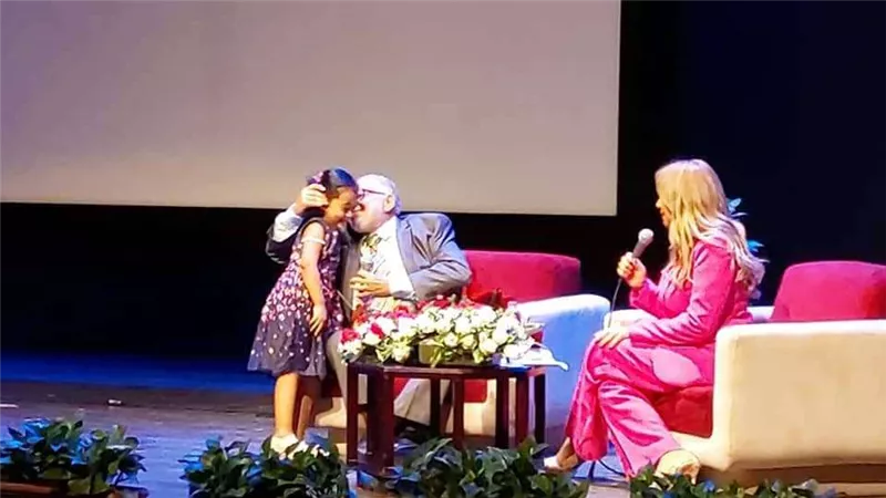 طفلة تفاجئ يحيى الفخراني أثناء تكريمه بدار الأوبرا .. تفاصيل