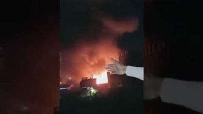 شاهد.. لحظة اندلاع حريق هائل بمخزن للقمامة بالخصوص