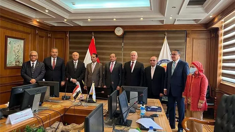 وزير التعليم العالي يعقد اجتماعًا مع الشركة المُنفذة لمشروع بناء 