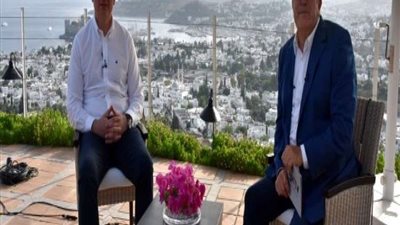 شاهد|| وزير السياحة التركي يرقص وسط النساء مخمورا