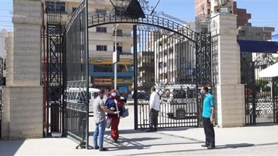 العاملون بجامعة بنها يلتزمون بقرار ارتداء الكمامة