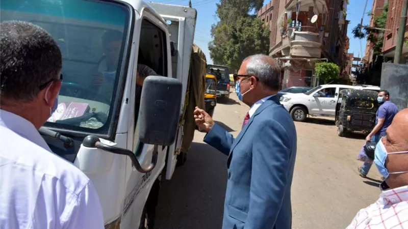 محافظ القليوبية يتفقد مواقف سيارات الأجرة للتأكد من ارتداء الكمامات