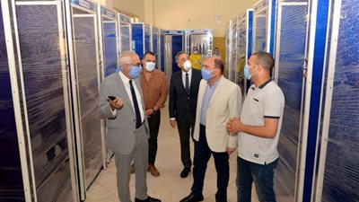 رئيس جامعة المنصورة يتفقد المرحلة الأولى لتصنيع 50 بوابة تعقيم ذاتي إلكترونية