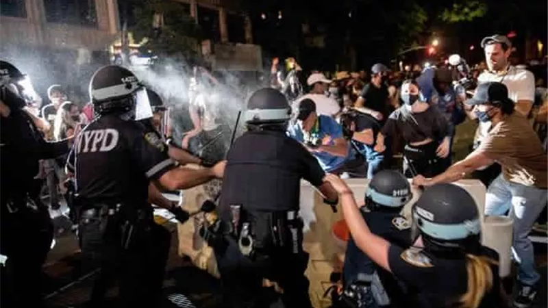 عمدة أتلانتا تفصل ضابطين بسبب استخدام القوة المفرطة ضد المتظاهرين