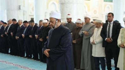 الإمام الأكبر يؤم الوفود الإسلامية المشاركة في مؤتمر زعماء الأديان