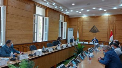 رئيس جامعة بنها يرأس أول اجتماع للجنة الإشراف على تنفيذ مشروع المستشفى الجامعي