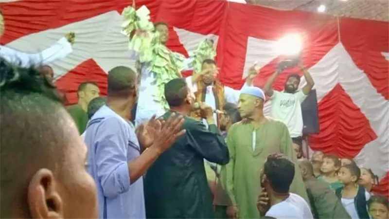 عريس يجمع نصف مليون جنيه 