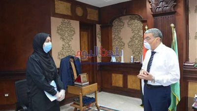 محافظ المنيا يستقبل إحدى المتعافيات من كورونا ويؤكد المرض ليس وصمة عار