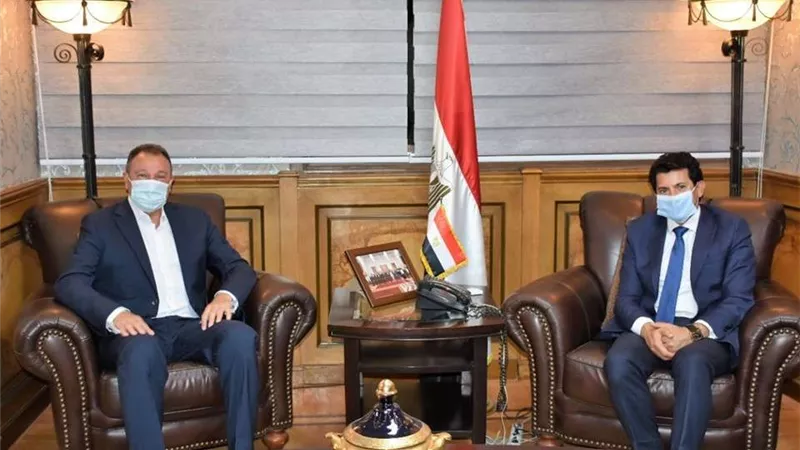 وزير الرياضة يستقبل رئيس النادى الأهلى لبحث رد أموال تركي آل الشيخ