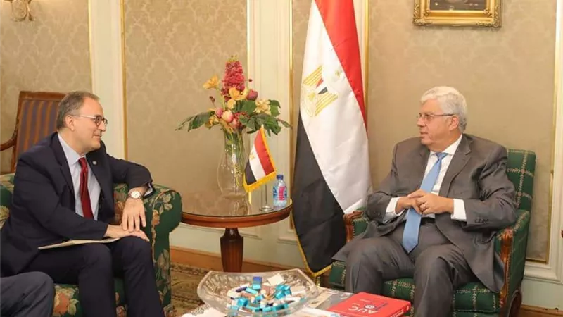 وزير التعليم العالي يبحث آليات التعاون العلمي مع الجامعة الأمريكية بالقاهرة