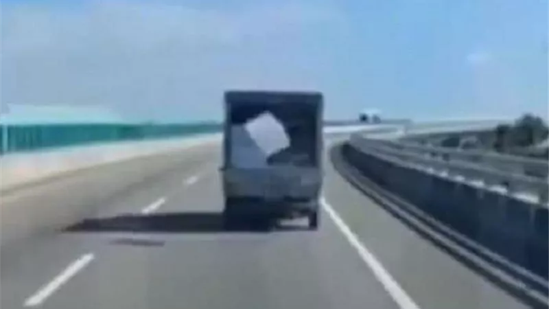 بالفيديو.. صندوق عجيب يسقط من شاحنة مرتين ويعود إليها