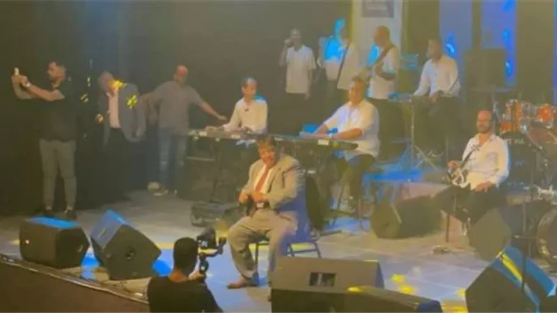 لقيتني كبرت فجأة.. خلال حفله بالساقية عبد الباسط يطلب طلب غريب من جمهوره