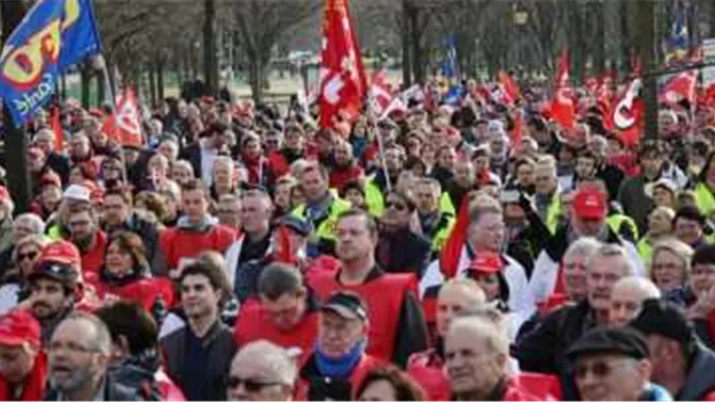 احتجاجات في فرنسا تطالب برحيل إيمانويل ماكرون