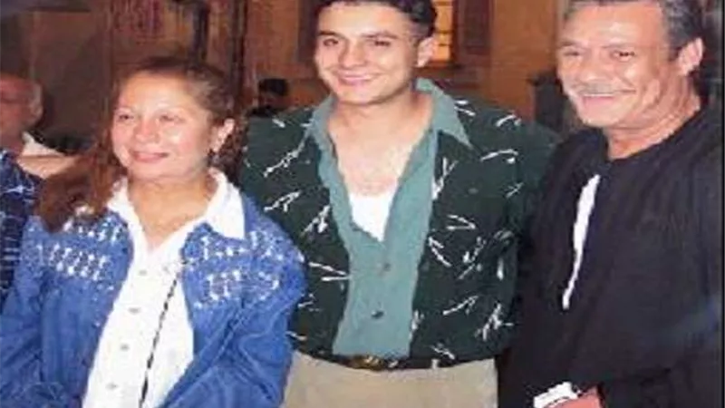 بهذه الصورة.. أحمد الفيشاوي يستعيد ذكريات والده مع سمية الألفي