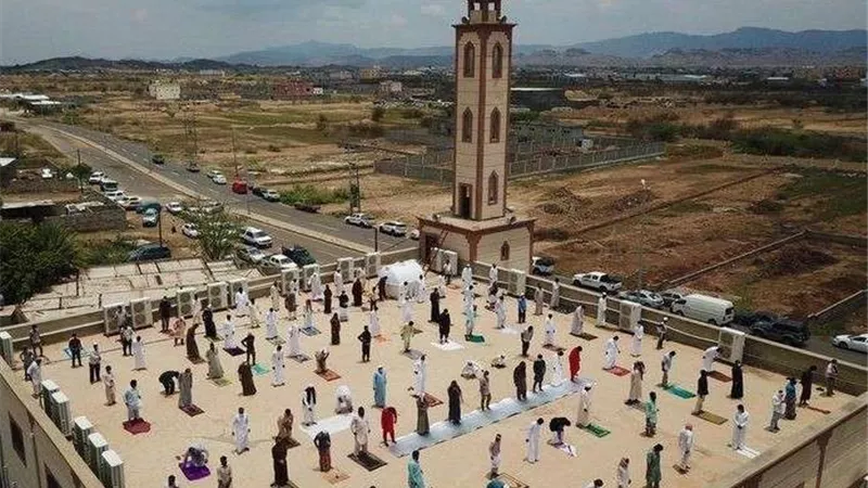 تحت أشعة الشمس الحارقة.. مصلون يؤدون صلاة الجمعة فوق سطح مسجد