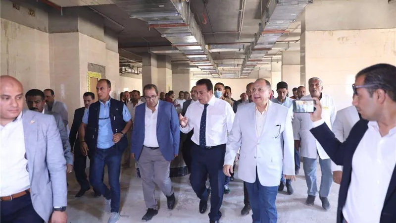وزير الصحة ينتقد التأخيرات بمستشفى منفلوط النموذجي