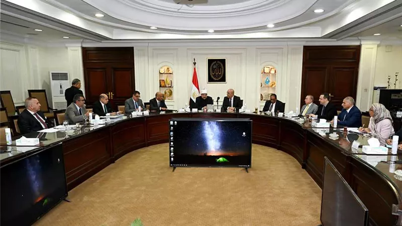 وزيرا الإسكان والأوقاف يناقشان عدداً من الموضوعات المشتركة بين الوزارتين
