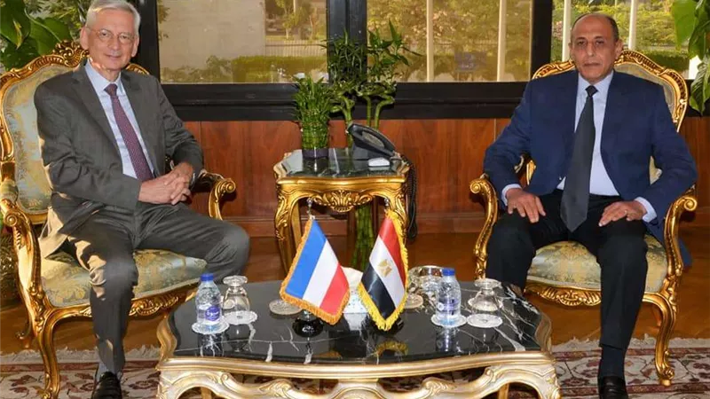 وزير الطيران يلتقي السفير الفرنسي بالقاهرة  لبحث التعاون المشترك