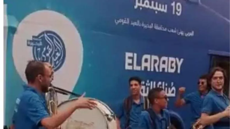 أتوبيسات مكشوفة تجوب شوارع مدن البحيرة احتفالا بالعيد القومي