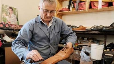 شاهد.. أحذية تضمن التباعد الاجتماعي للحماية من 