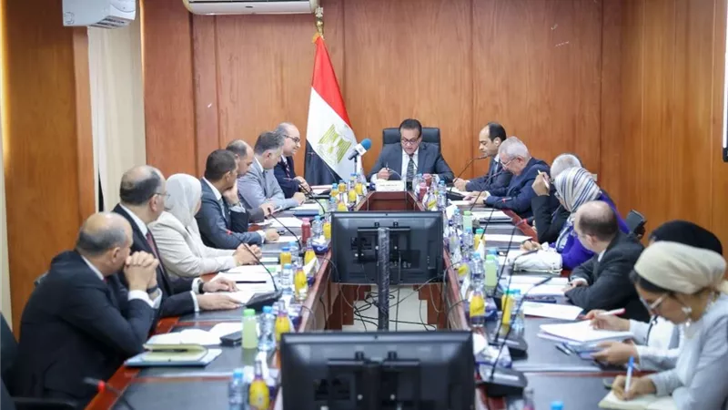 وزير الصحة يوجه بضرورة التوسع في تدريب الأطباء