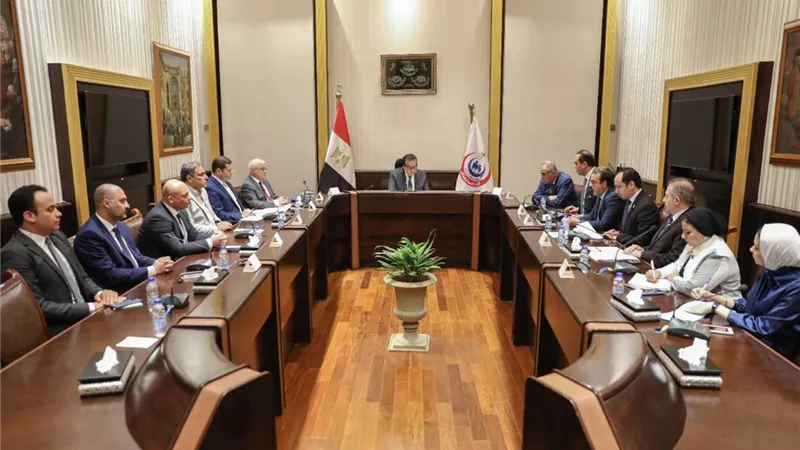 وزير الصحة يتابع الموقف التنفيذي لخطة تطبيق التأمين الصحي الشامل الجديد