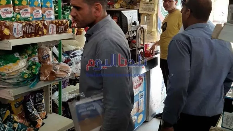 ضبط وإعدام 110 كيلو من الإغذية الفاسدة وتحرير 30 مخالفة فى كفر سعد بدمياط