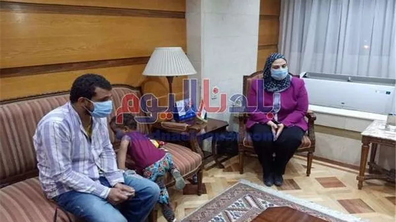 وزيرة التضامن تستقبل مواطن برفقة ابنته (صور)