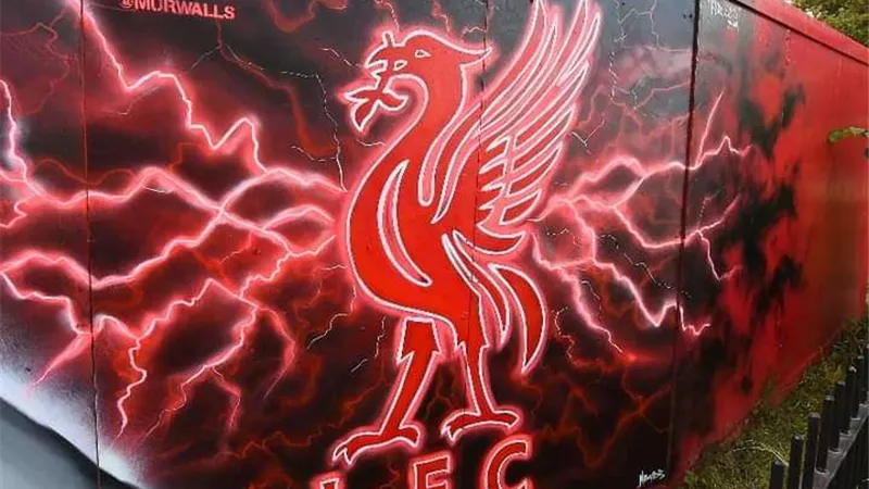 محمد صلاح يزين جدار ملعب الأنفيلد