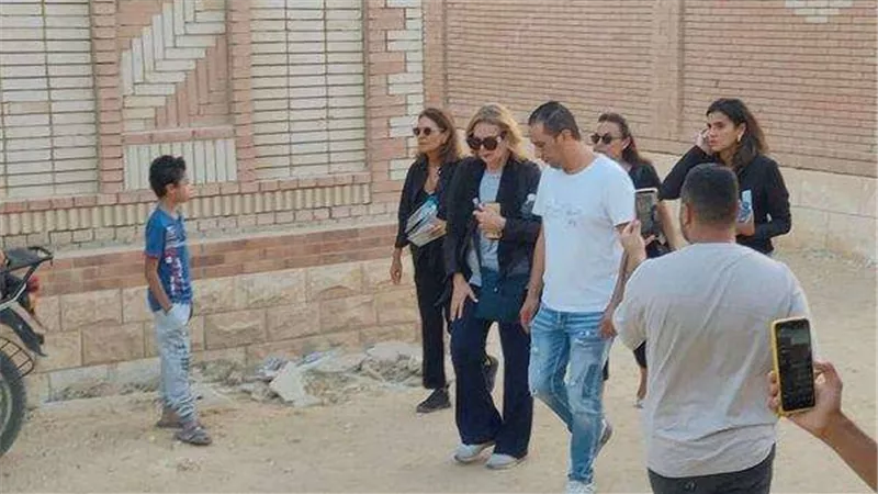 أسرة هشام سليم تمنع الصحفيين من تغطية تشيع جثمانه بالمقابر.. صور